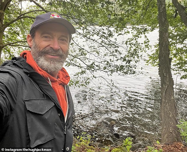 Звезда «Росомахи» опубликовал в Instagram галерею фотографий, на которых он наслаждается мирной прогулкой под дождем по живописному парку Нью-Йорка.