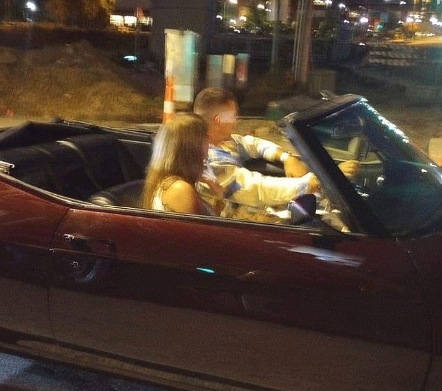 Горячая новинка, казалось, уезжала в винтажном кабриолете Трэвиса после игры в воскресенье.