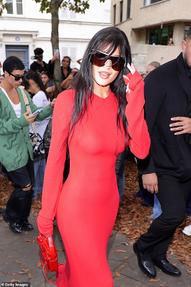 Великолепно: 26-летняя визажистка надела на мероприятие совершенно новую челку и вышла в обтягивающем красном платье.