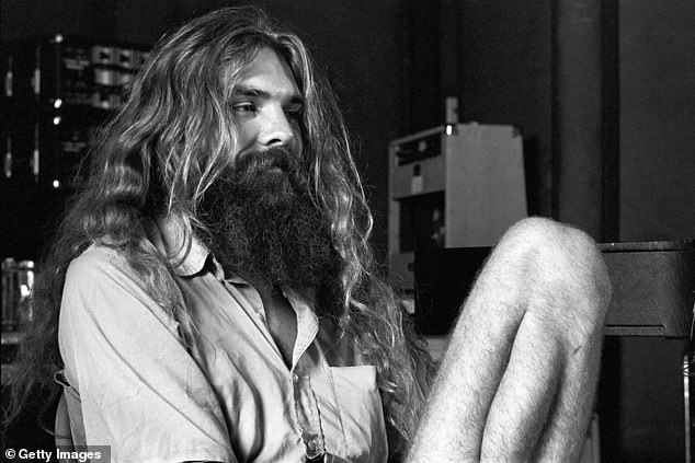 Барабанщик Lynyrd Skynyrd Артимус Пайл отдыхает от работы над Street Survivors в Studio I в 1977 году в Доравилле, Атланта, Джорджия.