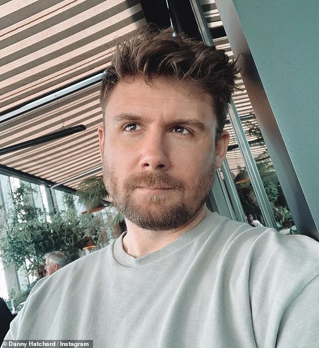 Дэнни написал в Instagram: «Этот сотрудник только что попытался поставить меня в неловкое положение перед актерами и кучей людей, которые только что пришли посмотреть шоу».