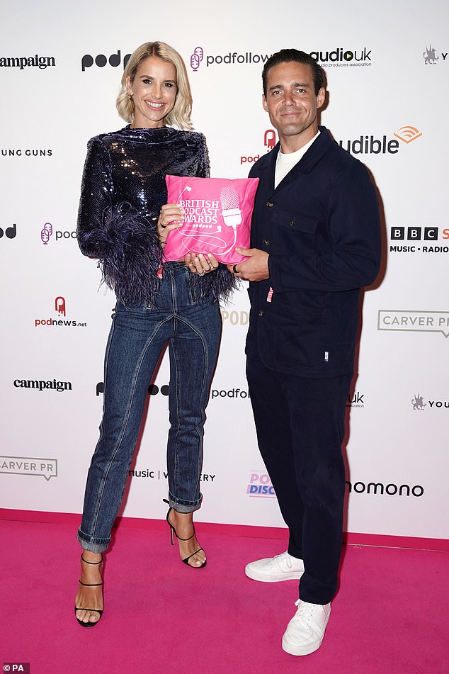 Поза: с лета 2020 года у счастливой пары есть собственный подкаст Spencer And Vogue, где они обсуждают различные темы, посвященные их повседневной семейной жизни.