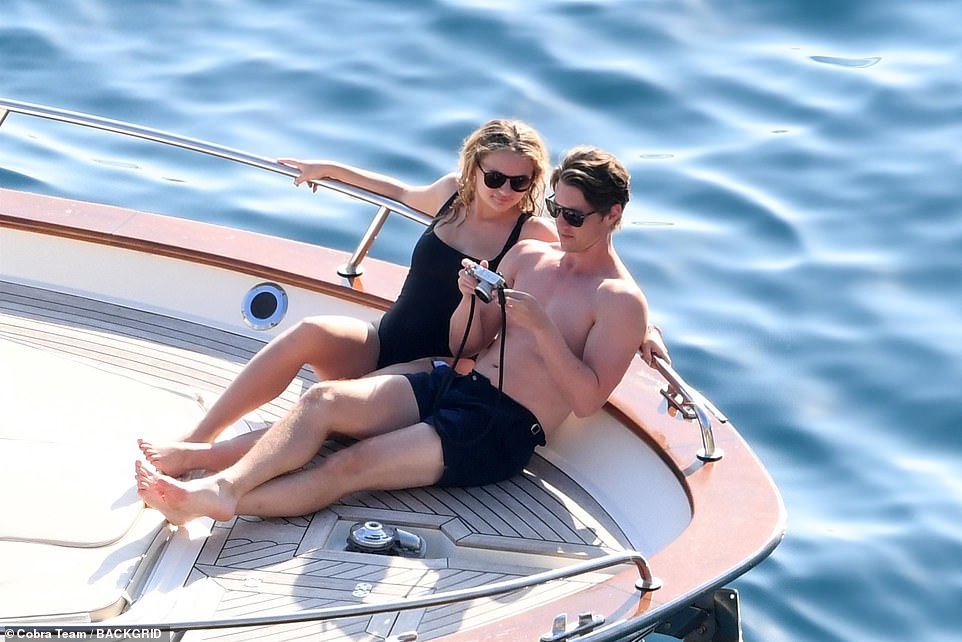 Влюблена: 24-летняя актриса продемонстрировала свою дерзкую задницу в черном купальнике с высоким вырезом, наслаждаясь романтическим днем ​​на яхте со своим 39-летним возлюбленным-режиссером, и посмотрела его снимки.
