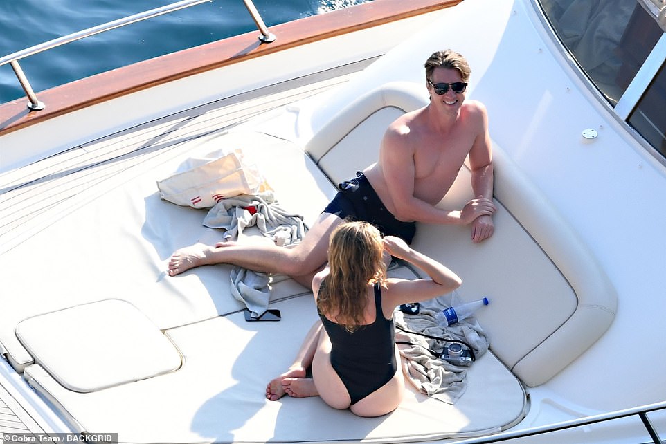 Поза: Джоуи сфотографировала своего нового мужа на борту яхты.