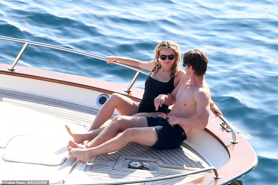 КПК: Пара обнималась на борту яхты, наслаждаясь медовым месяцем
