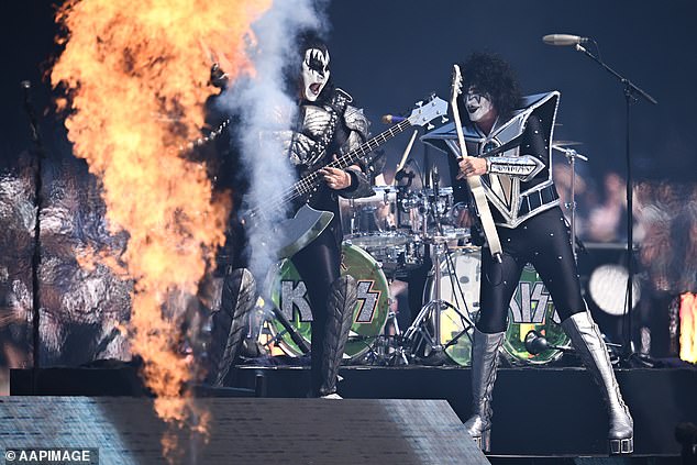 Тем временем рок-группа KISS получила неоднозначный прием, когда они вышли на сцену Гранд-финала AFL, чтобы возглавить выступление перед игрой.