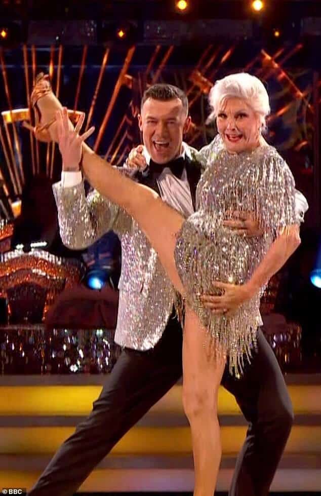 78-летняя Анджела Риппон из Strictly раскрывает секреты здоровья и красоты, которые помогают ей сохранять гибкость и выглядеть свежо на соревнованиях по бальным танцам.