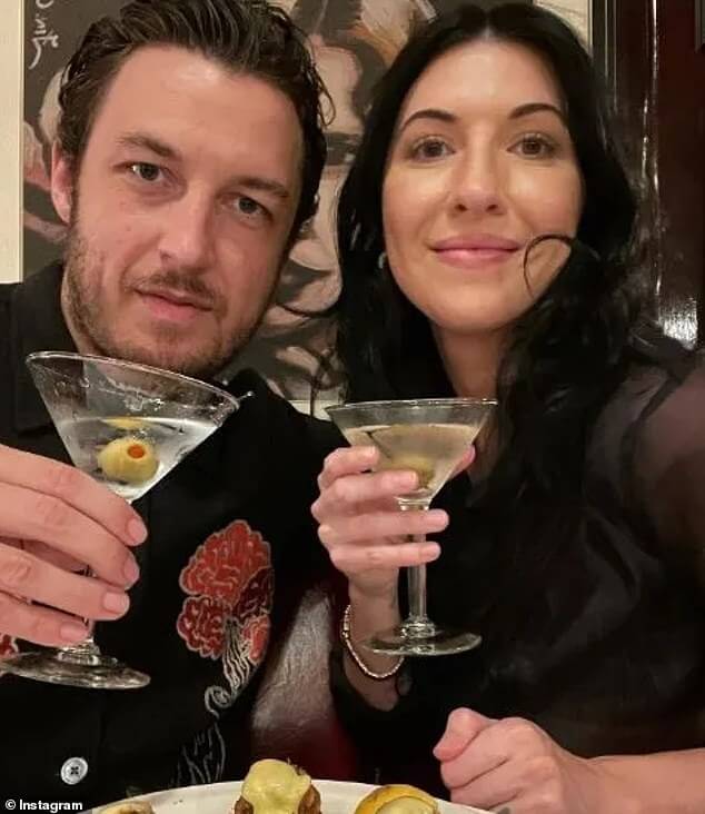 Барабанщик Arctic Monkeys Мэтт Хелдерс женился на подруге рэпера Аманде Бланк на тайной церемонии после трех лет знакомства