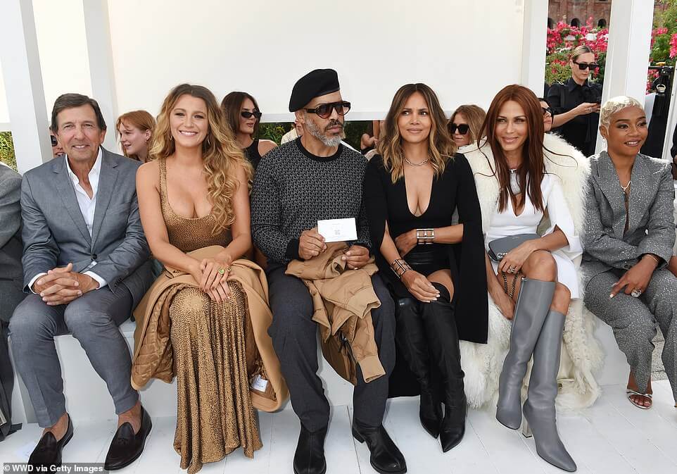 Первый ряд: На шоу Michael Kors был довольно многочисленный состав. На нем присутствовали Джон Д. Айдол, председатель и генеральный директор Capri Holdings (который владеет Kors), Блейк Лайвли, Ван Хант, Холли Берри, Николь Ари Паркер и Тиффани Хэддиш.