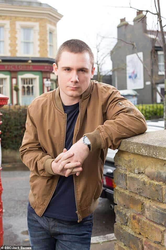 Убирайтесь из моего паба! Дэнни Хэтчард, сыгравший Ли Картера (на фото) в EastEnders, говорит, что ему не разрешили войти в бар Челтнема после предыдущей конфронтации со швейцаром.