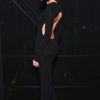 Потрясающе: Хейли Бибер выглядела невероятно в черном платье, когда она присутствовала на показе женской одежды Saint Laurent во время Недели моды в Париже во вторник.