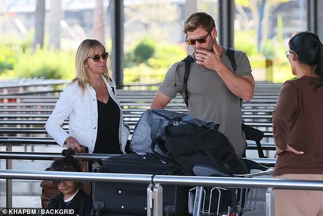 Крис Хемсворт, 40 лет (справа), установил связь между матерью и сыном в субботу, когда его заметили прибывающим в международный аэропорт Сиднея со своей матерью Леони ван Ос, 62 года (слева)