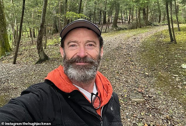 Недавно одинокий Хью Джекман сияет, совершая мирную прогулку на природе под дождем после расставания с женой Деборрой-Ли Фернесс.