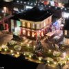 Захватывающе: декорации EastEnders были освещены рождественскими огнями в среду вечером, когда начались съемки драматических эпизодов детективного убийства.