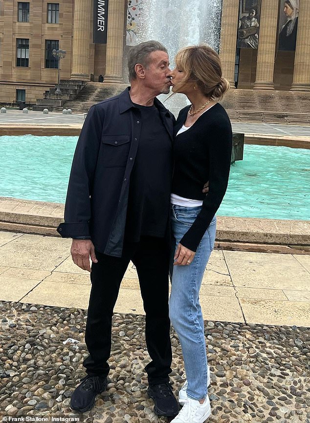 Сильвестр Сталлоне целуется с женой Дженнифер Флавин возле культовых «Скалистых ступенек» в Художественном музее Филадельфии… во время поездки с братом Фрэнком Сталлоне