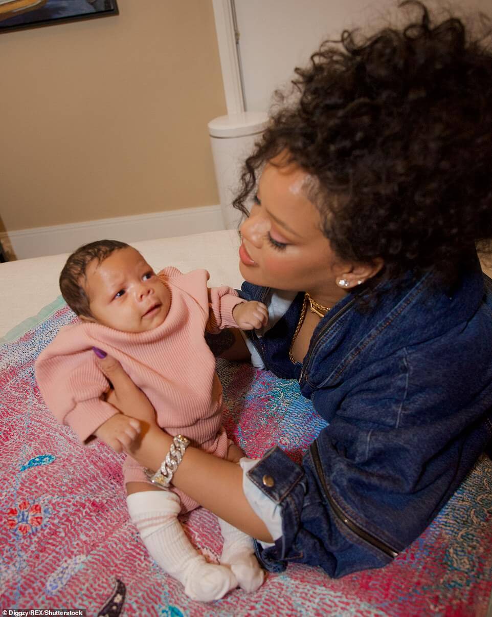 Встречайте второго сына Рианны!  Певица держит новорожденную Riot Rose в очаровательной семейной фотосессии с первенцем RZA и возлюбленным A$AP Rocky