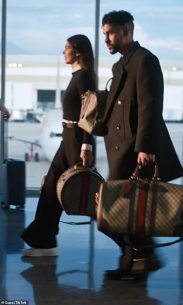 Девушка и парень Gucci: пара из списка лидеров была одета с ног до головы в Gucci, демонстрируя части багажа из кампании итальянского дома моды Valigeria.