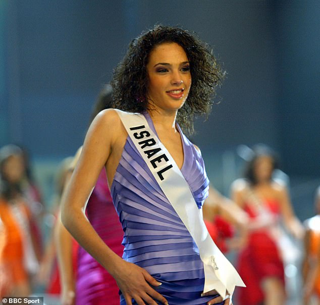 С чего все началось: После того, как Галь получила титул «Мисс Израиль» в 2004 году, она отслужила два года в армии страны, а затем выучилась на юриста и подрабатывала моделью.