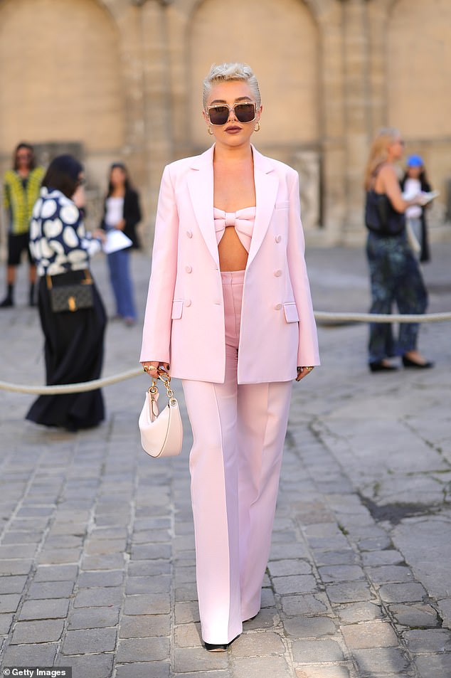 Смелый: 27-летняя Флоренс продемонстрировала свое подтянутое телосложение в розовом бюстгальтере с бантом и брюках в тон, прикрывшись шикарным пиджаком.
