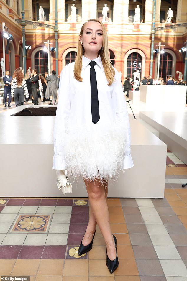 Великолепно: Амелия Димолденберг выглядела типично стильно в белой рубашке, черном галстуке и юбке с перьями.