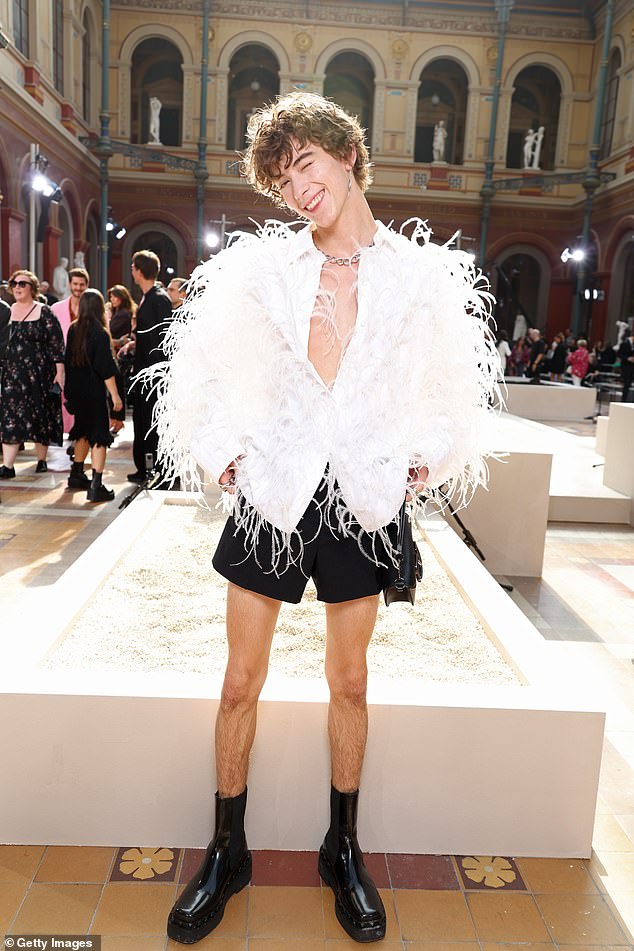 Versace: Дэниел Миллер носил белое пальто с перьями и черные шорты.