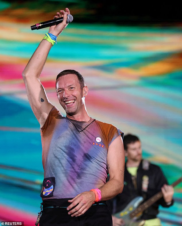 Международный тур Coldplay оказался прибыльным: он заработал более 617 миллионов долларов на 107 концертах, которые посетили более 6,3 миллиона человек.  На фото субботний концерт в Пасадене, Калифорния.