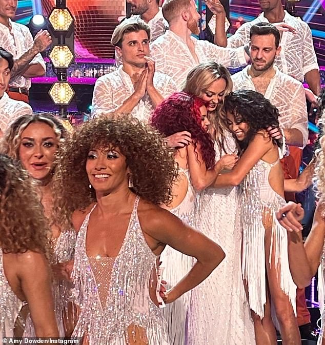 Sweet: 33-летняя профессиональная танцовщица в воскресенье зашла в Instagram, чтобы поделиться каруселью фотографий со своего возвращения, на которых показано, как она общается с коллегами по фильму после того, как посетила предварительные съемки вступительного номера шоу «несколько недель назад».