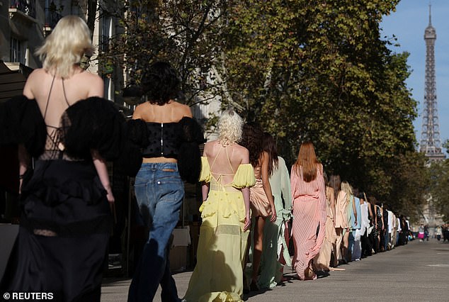 Эпично: на показе на свежем воздухе модели, демонстрирующие коллекцию женской одежды дизайнера весна/лето 2024, стояли перед Эйфелевой башней, а звезды наблюдали за происходящим.