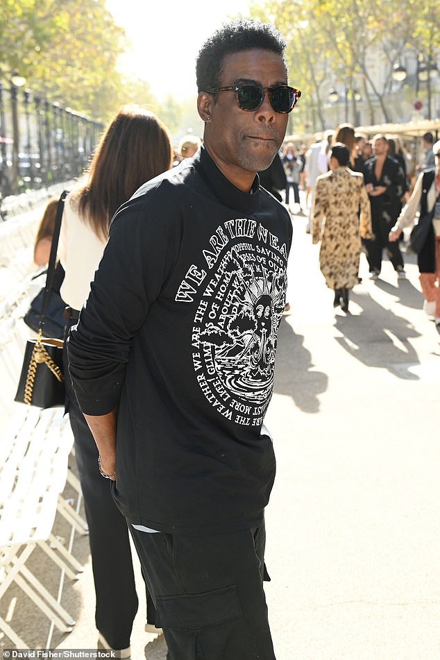 Любитель моды: сменил комедию на коллекции Крис Рок, который присоединился к звездам на мероприятии в черной футболке с длинными рукавами и стильных солнцезащитных очках.