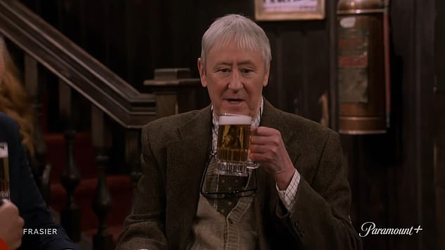 В первых сценах Фрейзер жалуется своему старому университетскому другу Алану Корнуоллу (Николас Линдхерст) на отсутствие женской компании, которую им приходилось терпеть во время учебы по английскому языку в Оксфорде много лет назад.