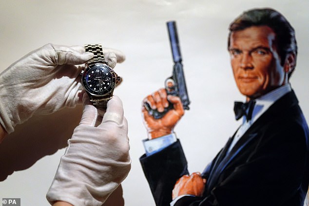 Нет времени покупать: продавец галереи держит часы Omega 50 Years of 007 с автоматическим календарем и браслетом ограниченной серии с надписью «Роджеру с любовью от Майкла и Барбары»