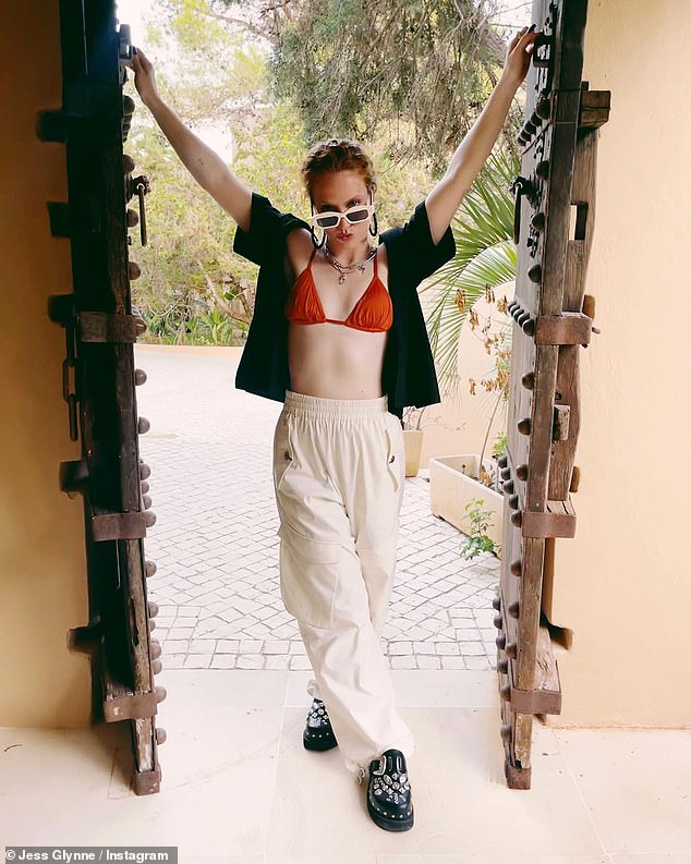 Откровенно: Джесс поделилась впечатлениями о своем роскошном отдыхе на Ибице, опубликовав летом откровенные снимки в Instagram.