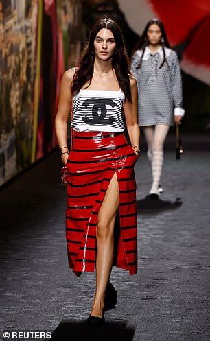 Потрясающе: Виттория, надев смелую красную юбку из ПВХ, была поражена одним из новейших образов Chanel, дополненным укороченным жилетом, украшенным их фирменным логотипом.