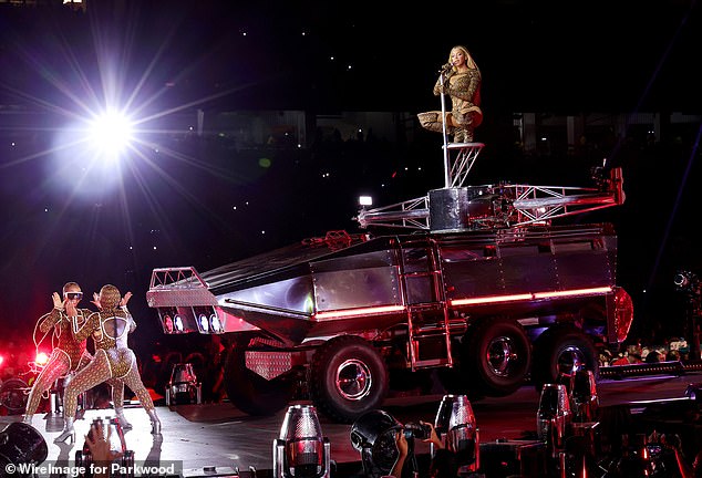 Весело: в этом наряде Бейонсе спела хит, стоя на вершине футуристического автомобиля, расположенного на сцене вокруг танцоров звезды.