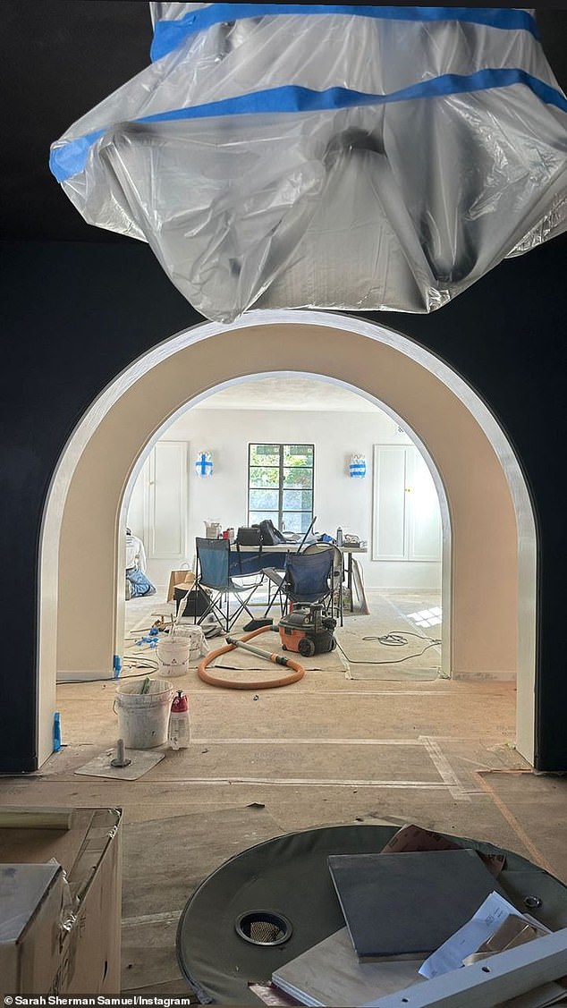Работа в стадии разработки: арки заходят в дом, на другом изображении изображены двойные арки с видимым рабочим столом и материалами, использованными во время проекта.