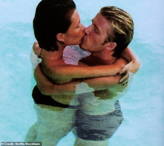 Очаровательно: на сладких снимках из поездки пара выглядела более влюбленной, чем когда-либо, когда пара целовалась в океане и обнималась в купальниках.