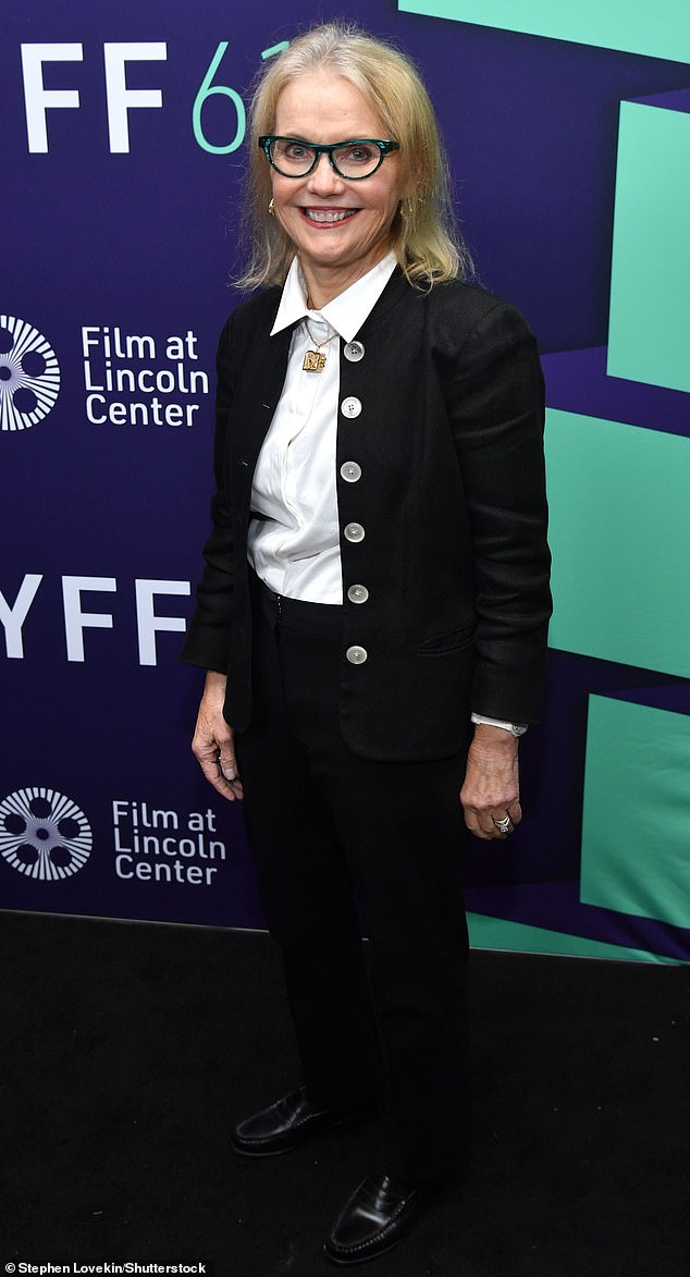 Демонстрация поддержки: Патриция Суинни Кауфман выбрала черно-белый наряд;  она является исполнительным директором Управления губернатора штата Нью-Йорк по развитию кино и телевидения и заместителем комиссара Empire State Development.