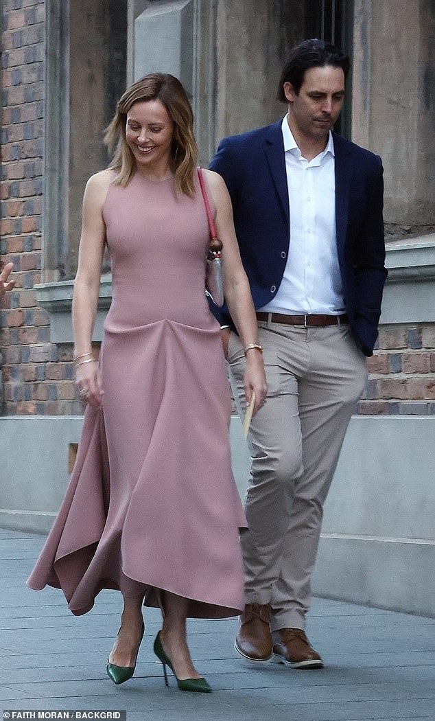 К ведущей A Current Affair присоединился ее муж Майк Уиллеси-младший, который выглядел шикарно в темно-синем пиджаке и бежевых брюках.