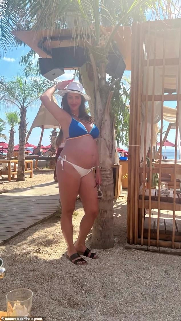 Она подтвердила свою беременность в августе во время романтического детского месяца в Каламате, Греция, поделившись в Instagram несколькими фотографиями, на которых она позирует в купальниках на пляже, выставляя напоказ свою шишку.