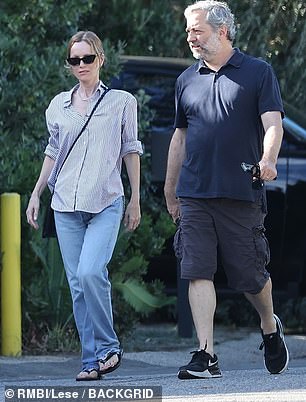 Партнерша по фильму Дакоты «Как быть одинокой» Лесли Манн, 51 год, выглядела непринужденно в серо-белой полоске на пуговицах и широких джинсах с жемчугом.