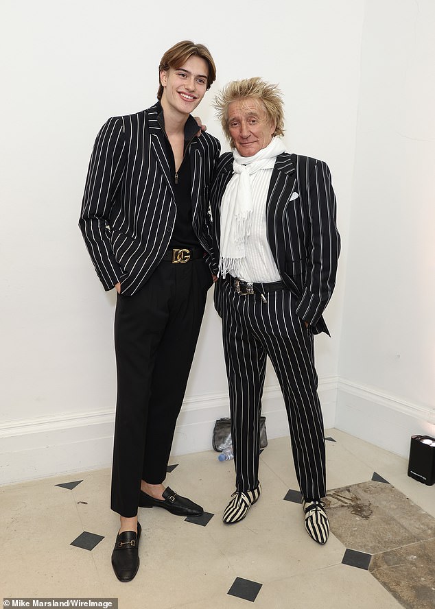 Сэр Род Стюарт и его сын Аластер были одеты в одинаковые пиджаки в тонкую полоску на показе JCA London Fashion Academy MA в Мейфэр.