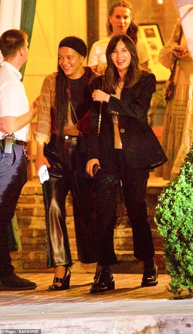 Девичий вечер: Джемма Чан, Алисия Викандер и подруга приезжают на девичник в частный клуб Лос-Анджелеса в четверг.  40-летняя Джемма выглядела по-деловому в черном костюме и светло-коричневом топе с овальной шеей.