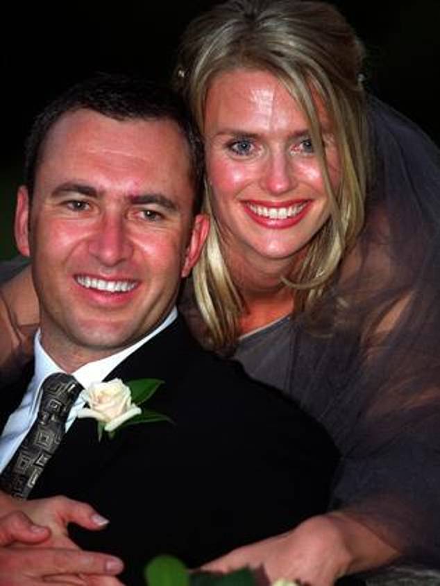 Они поженились в 2001 году после встречи в 1999 году. На фото в день свадьбы.