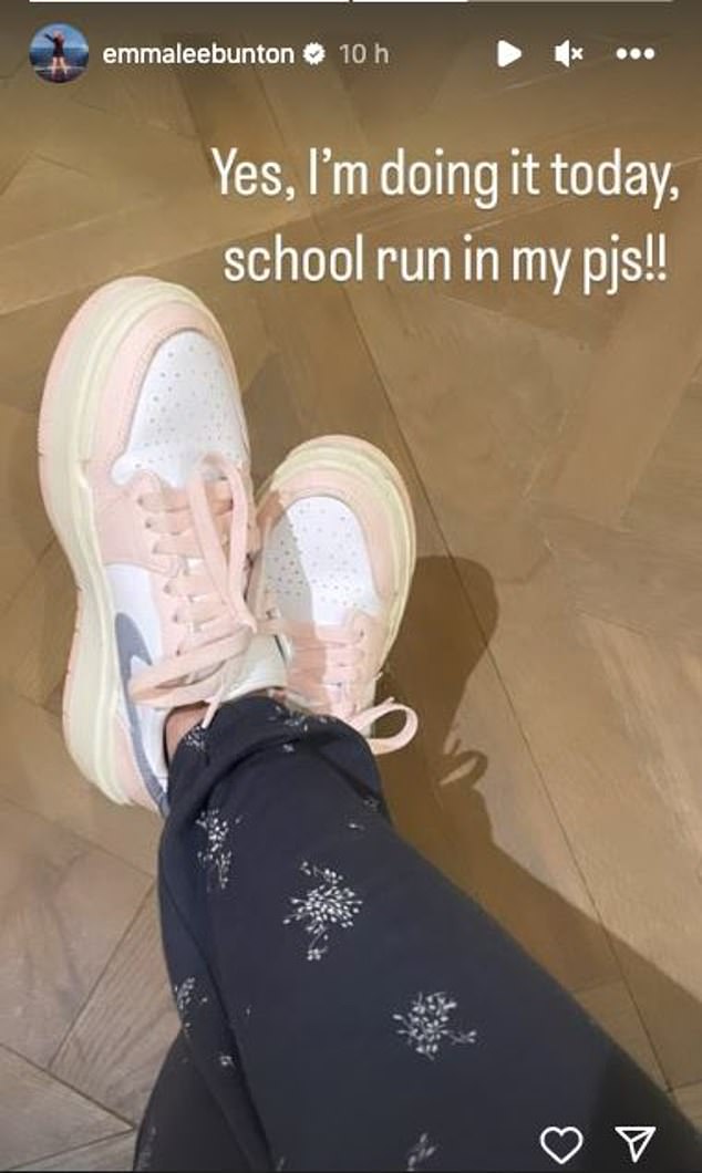 На прошлой неделе Бэби Спайс выбрала темно-синюю пижаму с цветочным принтом в сочетании с розовыми кроссовками Nike, чтобы оставить своих детей, 16-летнего Бо и 12-летнюю Тейт, а затем опубликовала о своем модном выборе в Instagram.