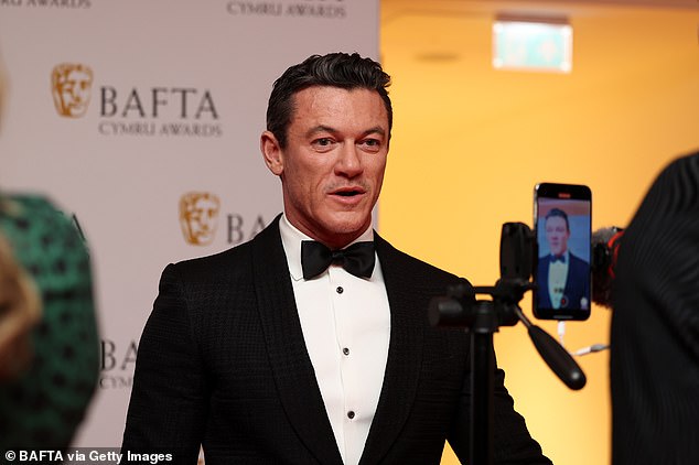 Красавчик: звезда «Красавицы и чудовища» носила свои волосы цвета соли и перца, идеально причесанные, и имела дизайнерскую щетину.