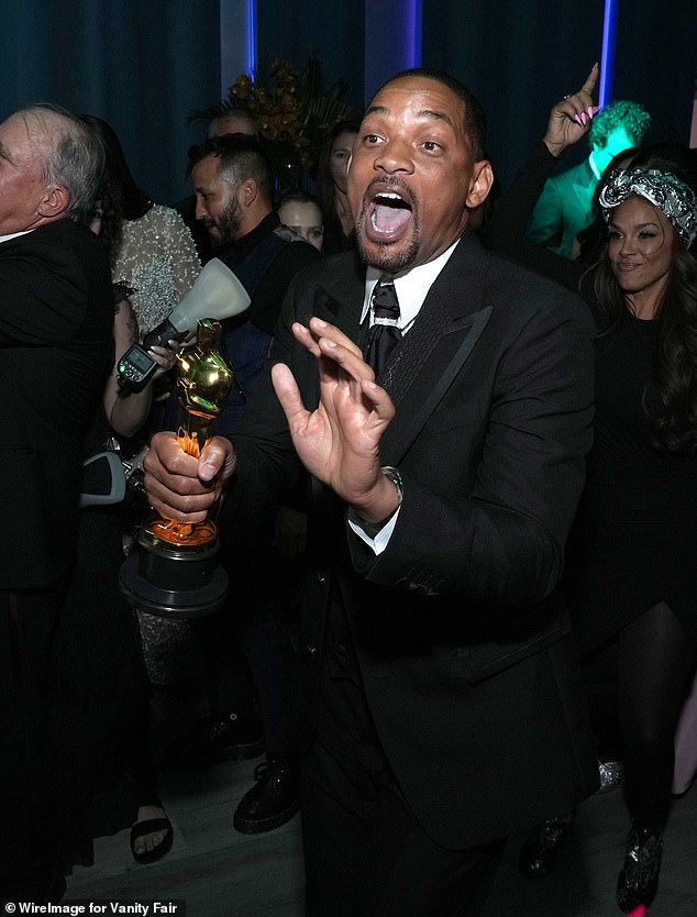 Смит был замечен празднующим на вечеринке Vanity Fair Оскар после шоу.