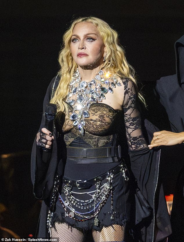 Сенсация: Мадонна начала свой праздничный тур в субботу вечером, где она устроила потрясающее шоу, продемонстрировав свой культовый вокал и впечатляющие танцевальные движения.