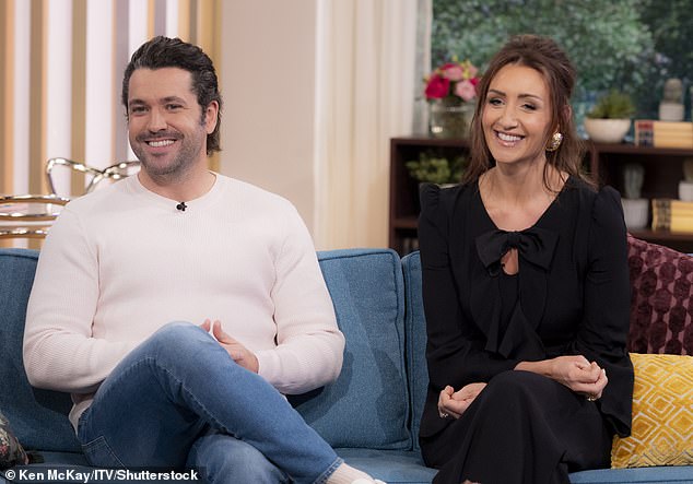 Друзья: Бывшая звезда X Factor продемонстрировала свою привлекательную новую прическу, когда он присоединился к своей коллеге по фильму Кэтрин Тилдесли, чтобы обсудить их сериал Channel 5 «Убийство на хорошем корабле».