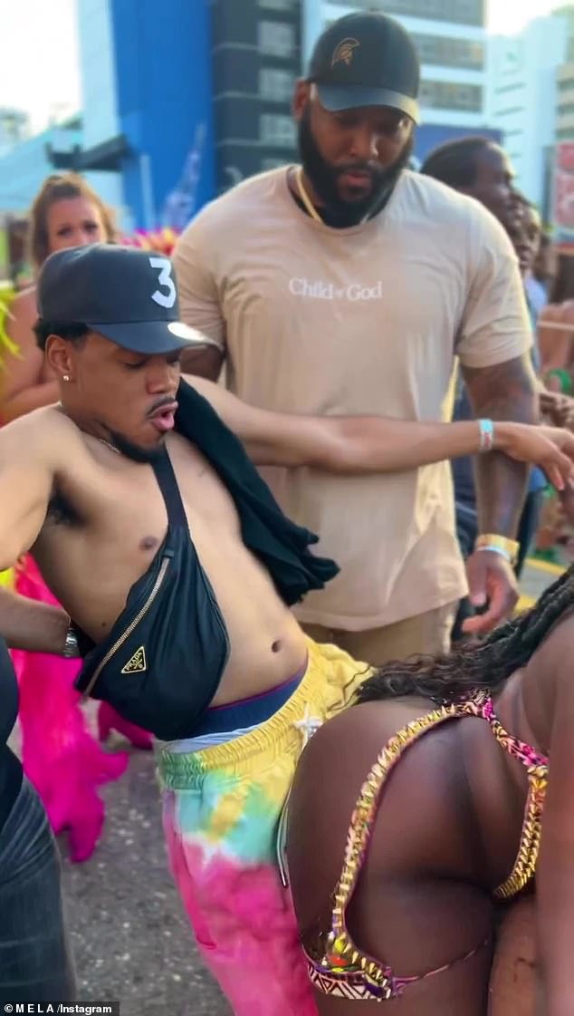 Это произошло после того, как в апреле этого года хип-хоп исполнитель подвергся критике за «неуместный» танец с женщиной на карнавале 2023 года на Ямайке.
