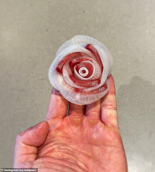 На выходных звезда MasterChef поделилась в Instagram фотографией идеальной съедобной розы после того, как неделю назад впервые приготовила это блюдо.